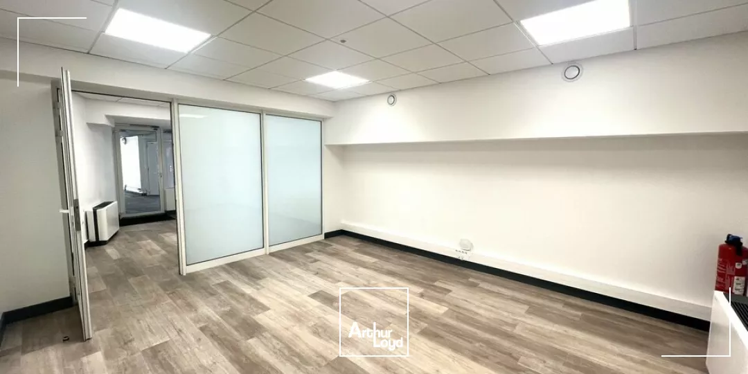 TOURS HYPER CENTRE BUREAUX A LOUER 31 M² CONVIVIAL FUN FACILITIES