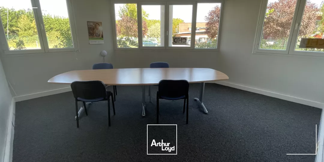 Plateau de bureau d'environ 220 m2 avec extérieur sur Beauvais