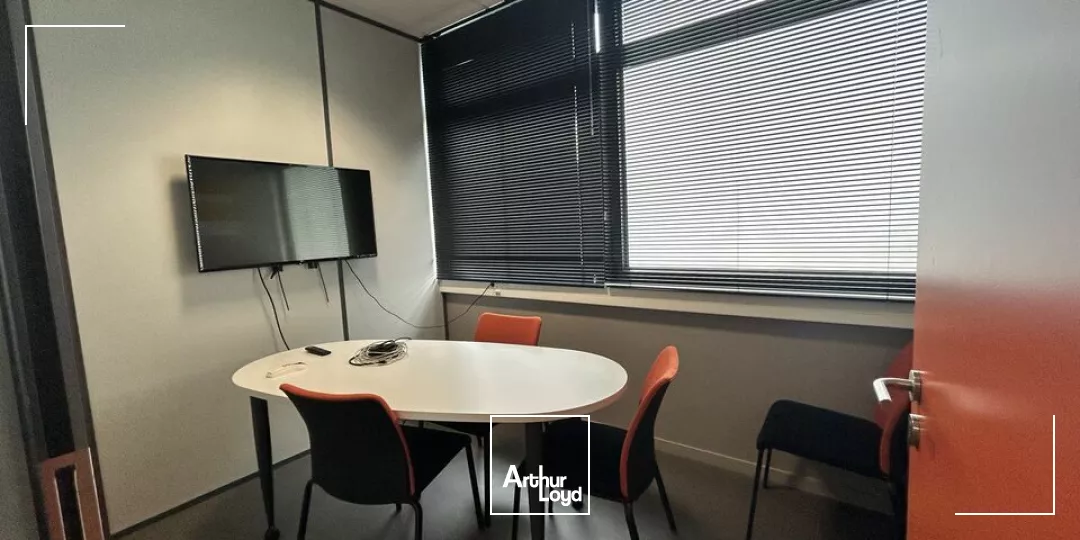 BUREAUX A LOUER- FACADE AUTOROUTE- 