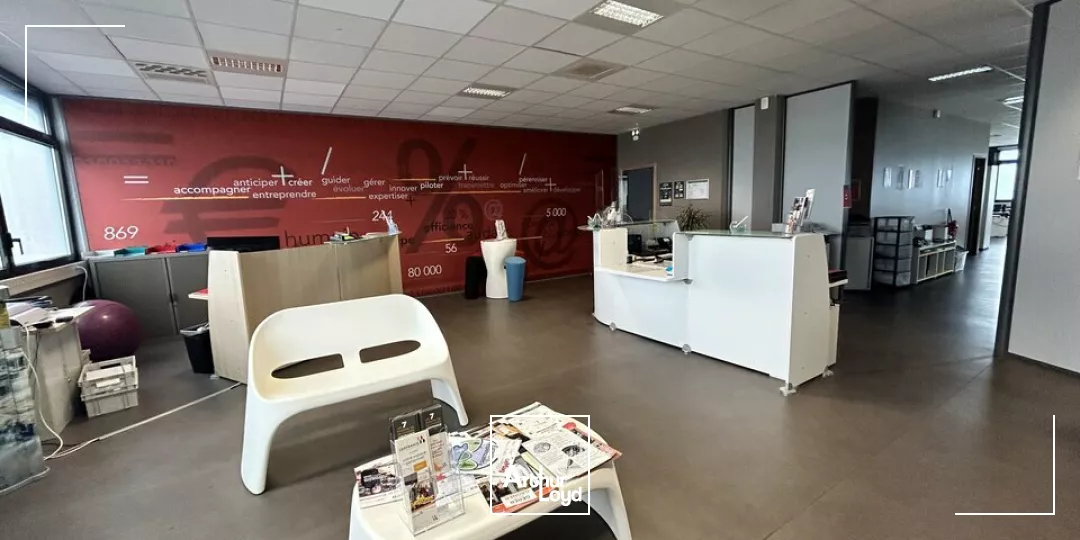 BUREAUX A LOUER- FACADE AUTOROUTE- 