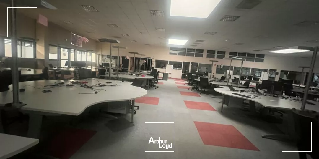 TAUXIGNY NODE PARK TOURAINE - A LOUER BATIMENT TERTIAIRE DE 1743 M² AVEC 140 PARKINGS