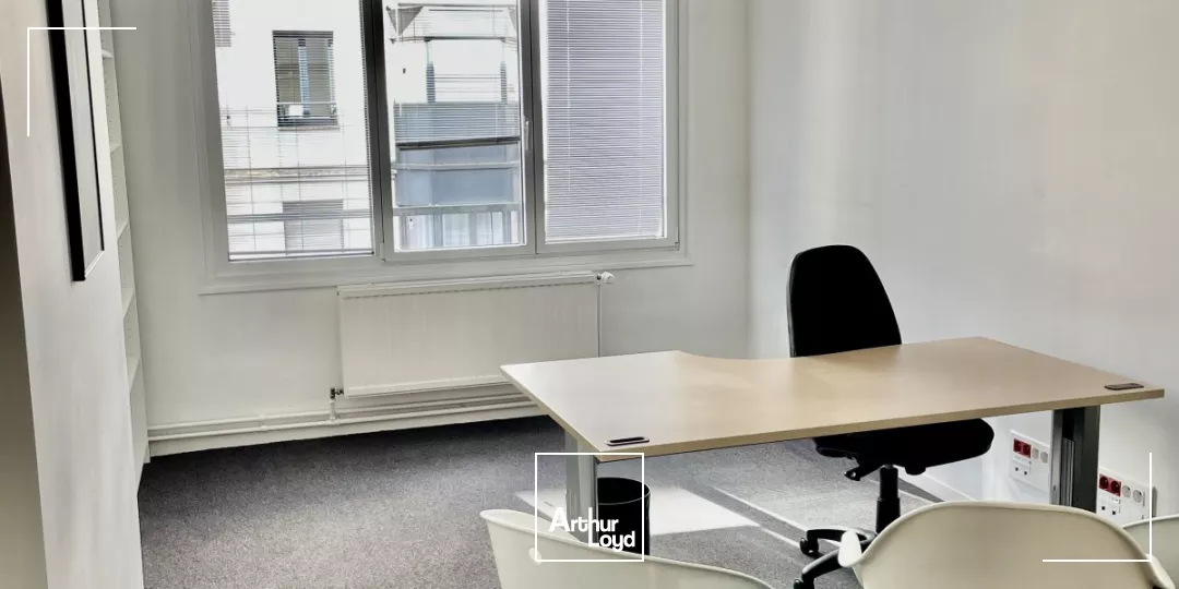 Idéalement situé en Hyper Centre de Lille, nous vous proposons une surface de bureaux à louer en excellent état et déjà aménagée. 
