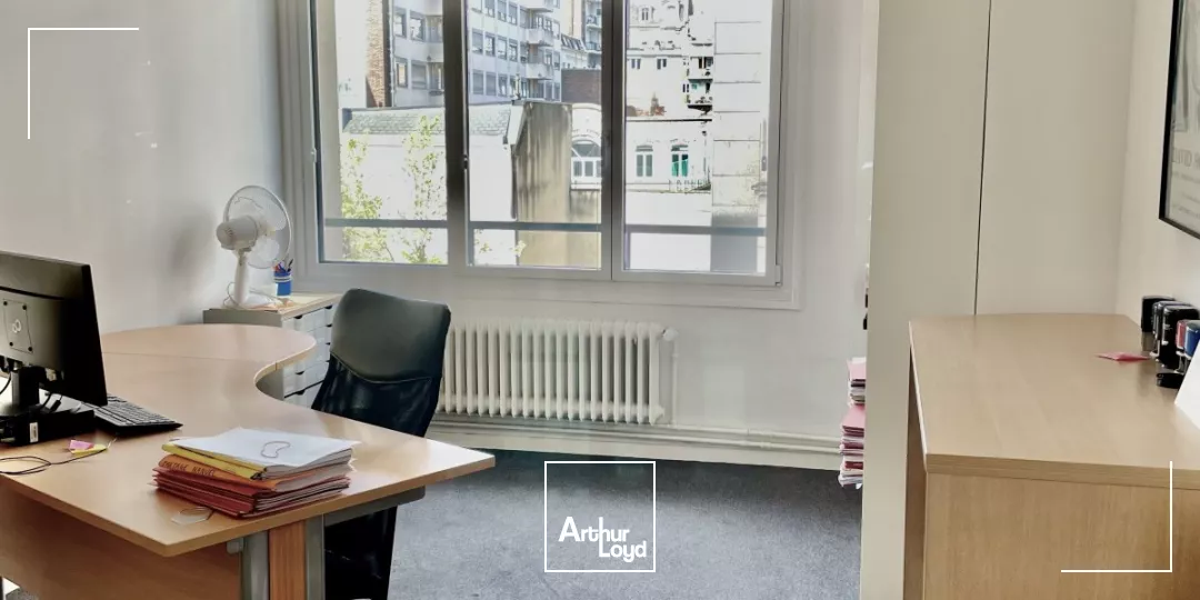 Idéalement situé en Hyper Centre de Lille, nous vous proposons une surface de bureaux à louer en excellent état et déjà aménagée. 