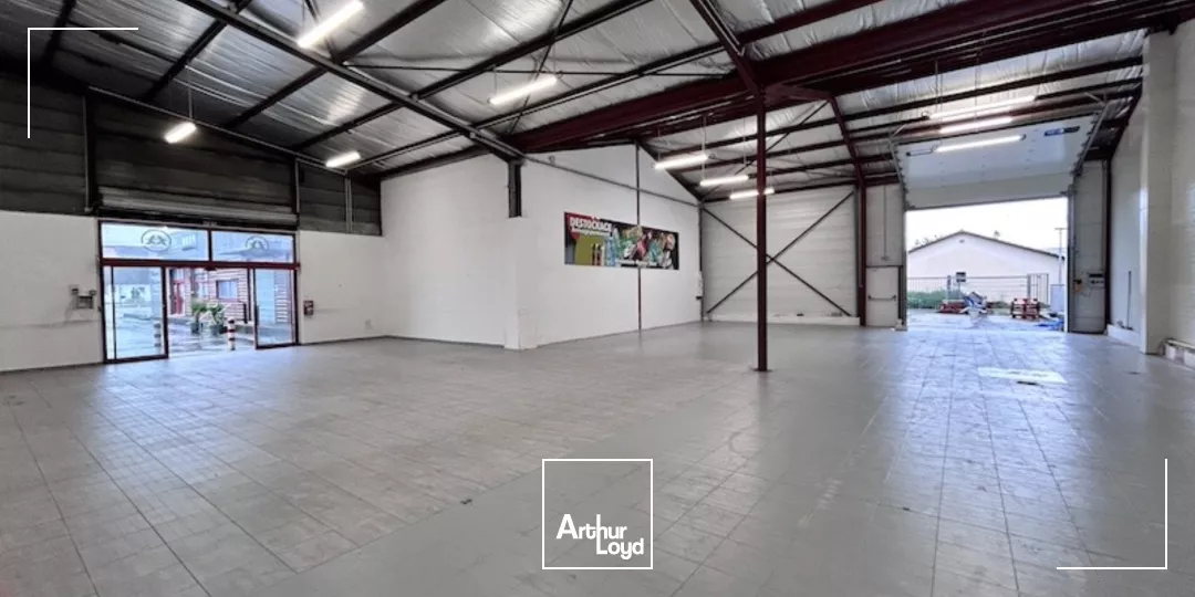 AMBERIEU EN BUGEY - Zone industrielle et commerciale A LOUER / Local d'activités de 376 m2. Activité commerciale possible, nous consulter