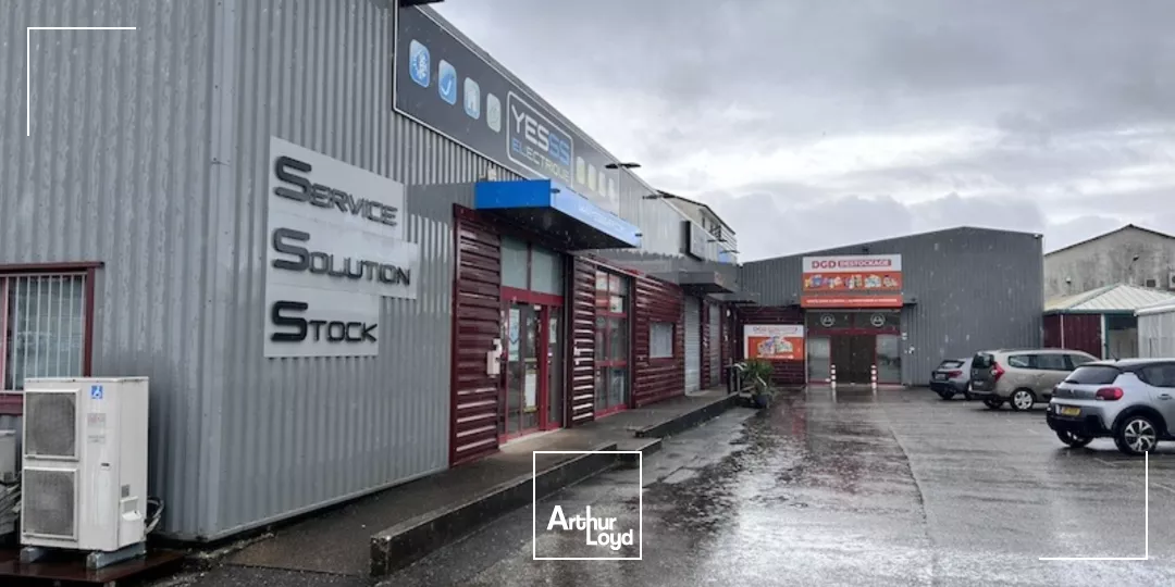 AMBERIEU EN BUGEY - Zone industrielle et commerciale A LOUER / Local d'activités de 376 m2. Activité commerciale possible, nous consulter