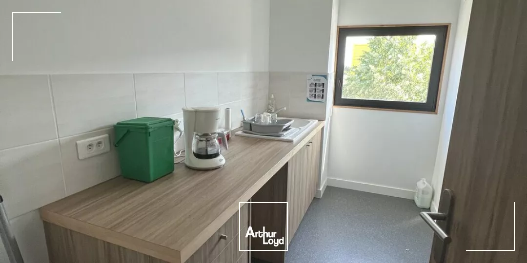 VALENCE Sud, ZA de Clairac, à louer bureaux récents de plain pied - Belles prestations - Parking privatif