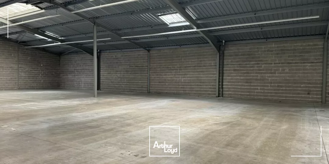 NOTRE DAME D'OE LOCAL D'ACTIVITE A LOUER A VENDRE 1320 M² 