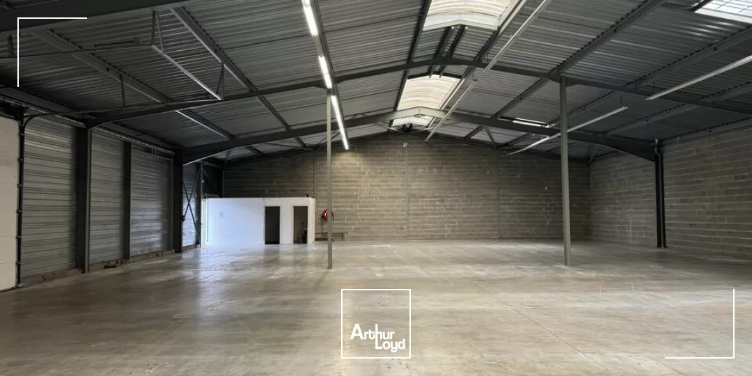 NOTRE DAME D'OE LOCAL D'ACTIVITE A LOUER A VENDRE 1320 M² 