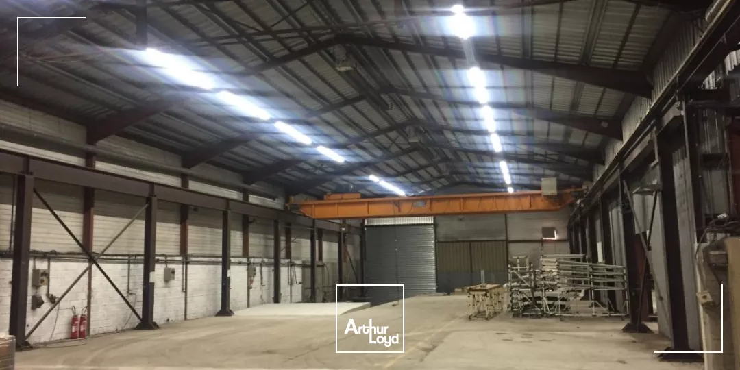 Montélimar - A louer entrepôt à louer avec deux ponts roulants