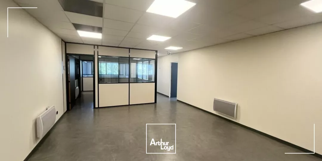 A LOUER Le Havre Quartier sud situé entre la zone portuaire et le quartier saint Nicolas Bureaux 352 m semi cloisonnés avec parkings