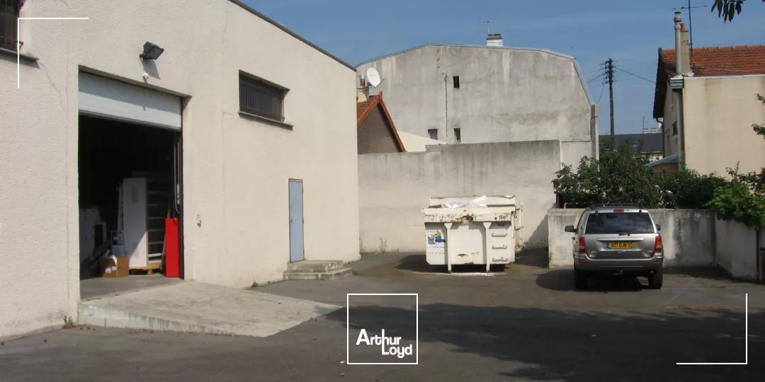 Colombes, bâtiment d'activité indépendant en excellent état, avec double-accès poids lourds