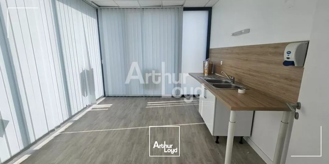 ANGERS proche centre ville bureaux de 260 m² situés au rez-de-chaussée à louer 