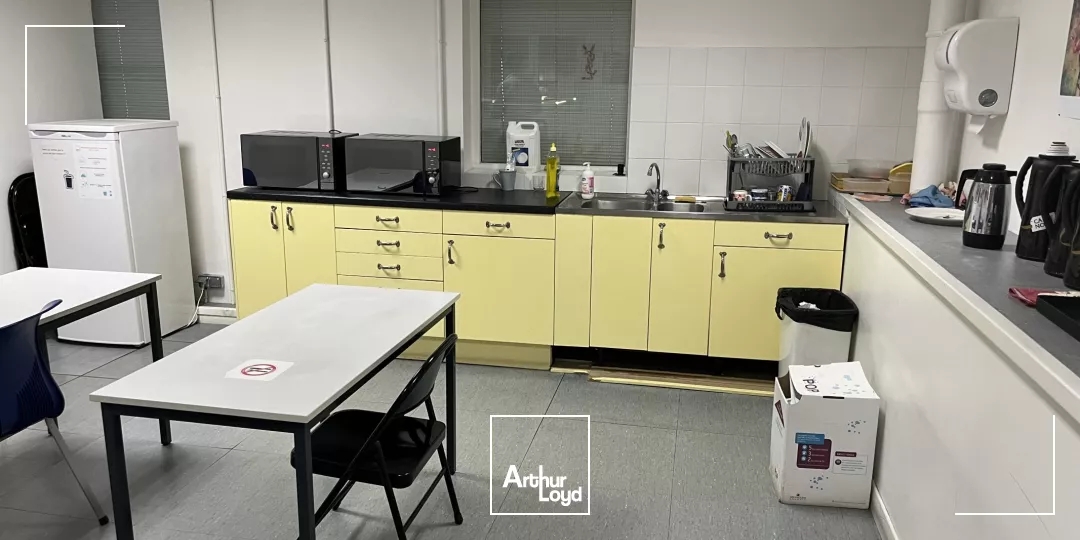 Colombes, bâtiment d'activité indépendant en excellent état, avec double-accès poids lourds