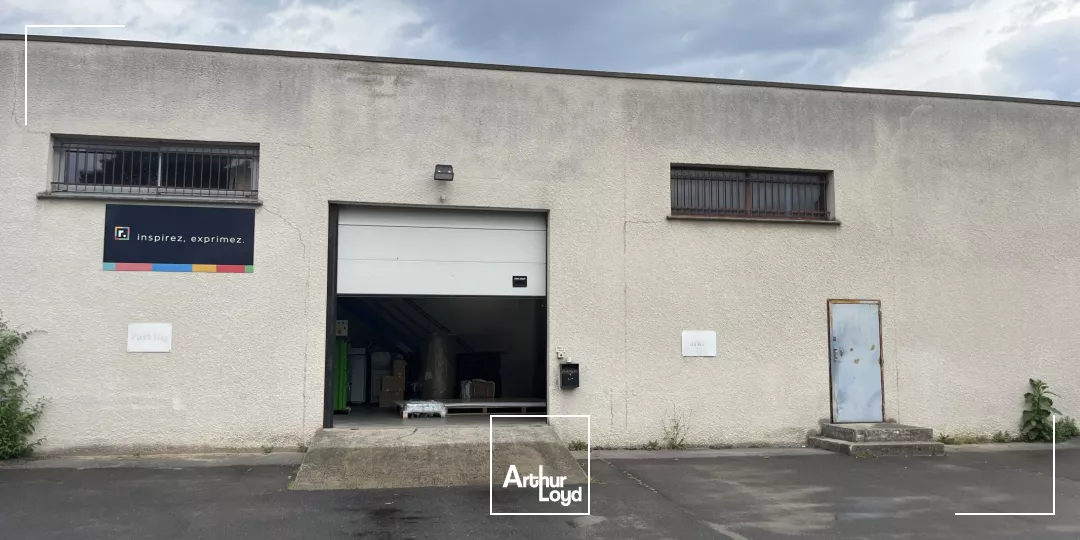 Colombes, bâtiment d'activité indépendant en excellent état, avec double-accès poids lourds