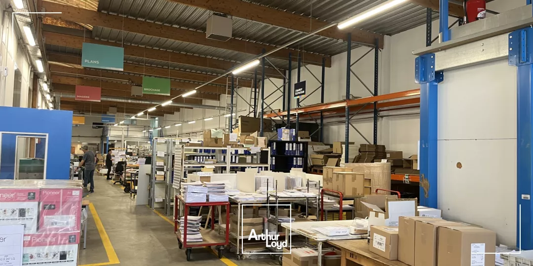 Colombes, bâtiment d'activité indépendant en excellent état, avec double-accès poids lourds