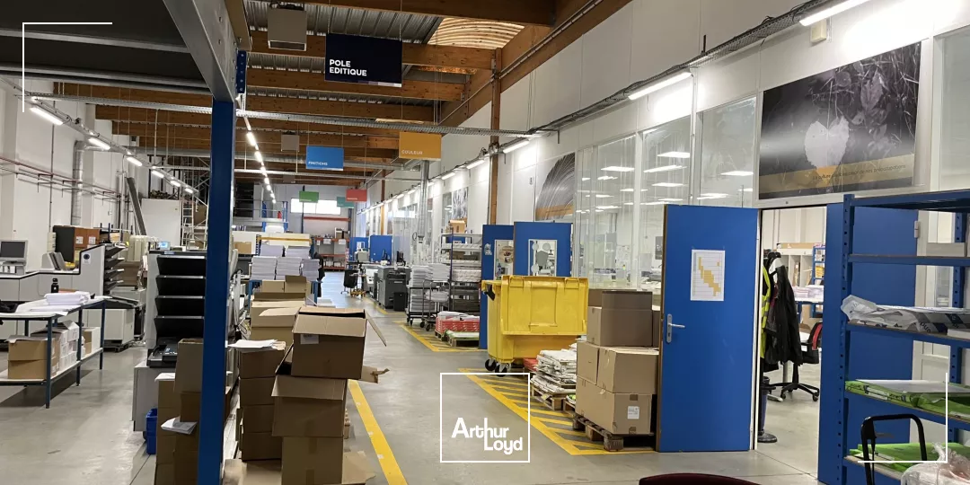 Colombes, bâtiment d'activité indépendant en excellent état, avec double-accès poids lourds