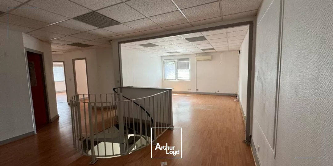 TOURS EST - MONTLOUIS CONNEUIL - A LOUER - BUREAUX 135 M² - PARKING FACILE