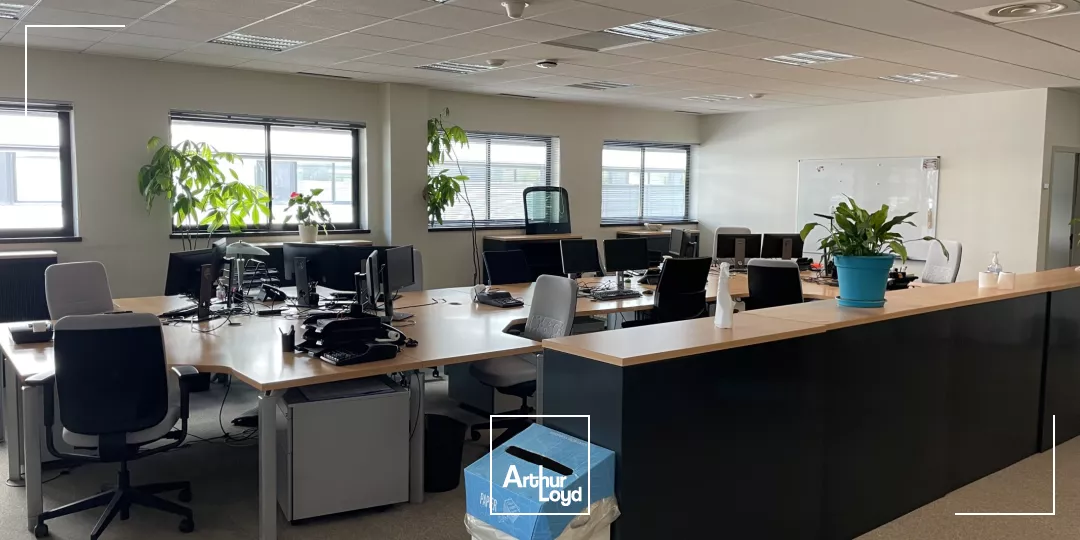 A LOUER BUREAUX À PARTIR DE 616 M2 À LACROIX SAINT OUEN 