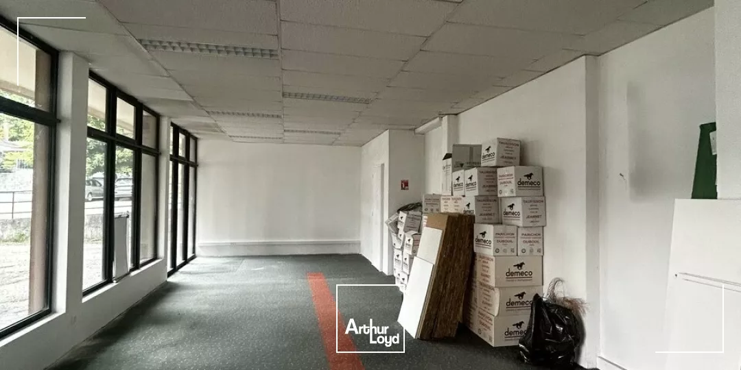 Arthur Loyd vous présente ce plateau de 145m2. Il est situé sur Brive, à toute proximité de Leclerc.