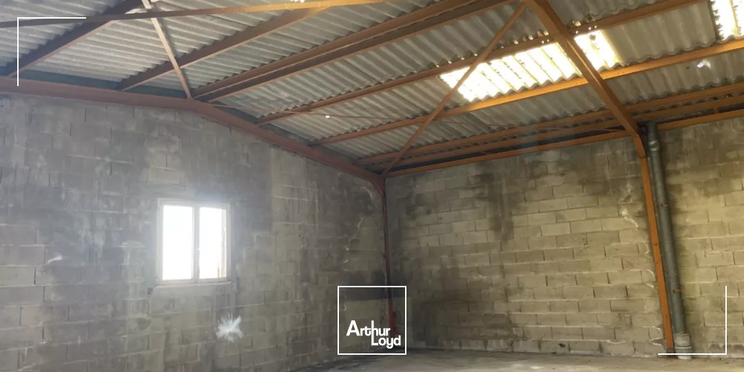 Atelier ou local de stockage de 200 m2 environ à vendre à 15 min de Château-Thierry et Soissons avec cour goudronnée sur un site clos de grillage avec portail électrique neuf.