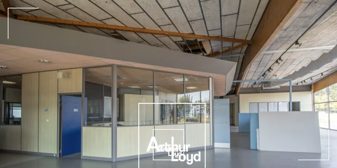 zone de l'aérodrome - vaste parking attenant - proche A20 A89 