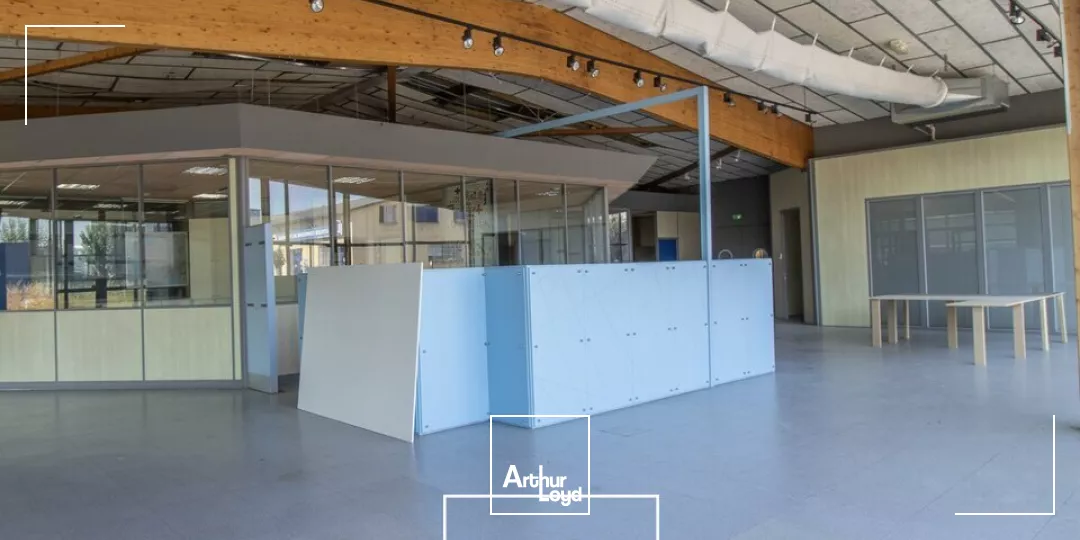 zone de l'aérodrome - vaste parking attenant - proche A20 A89 