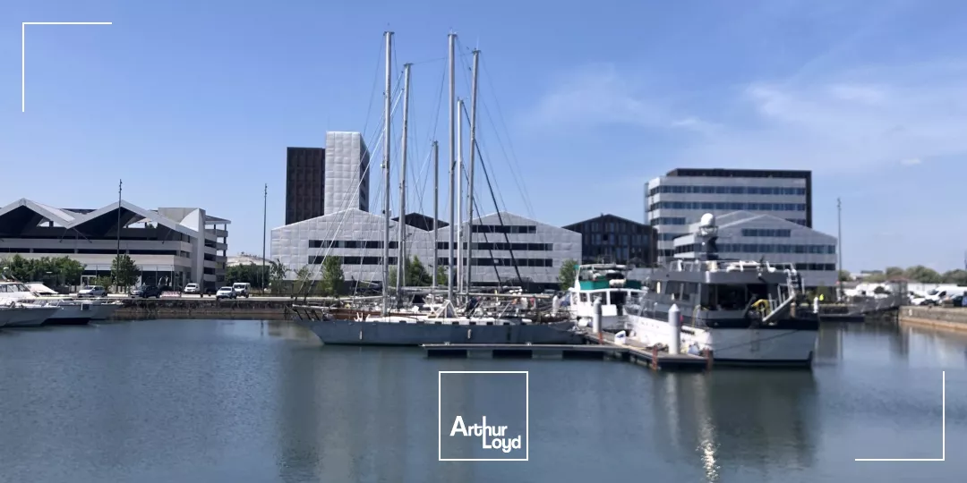 A LOUER - LOCAUX COMMERCIAUX - BORDEAUX