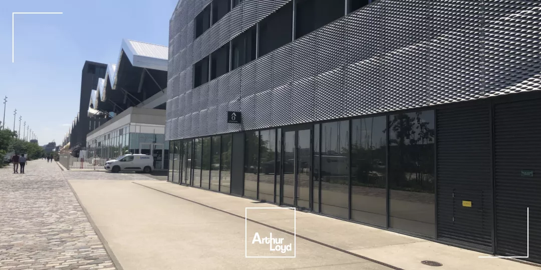 A LOUER - LOCAUX COMMERCIAUX - BORDEAUX