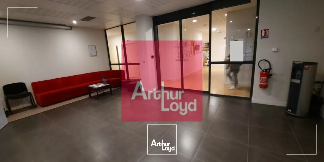 CLERMONT -FERRAND SECTEUR ESTAING CHU A LOUER BUREAUX 3209 M² - DIVISIBLE A PARTIR DE 700 M² - 85 PLACES DE PARKING