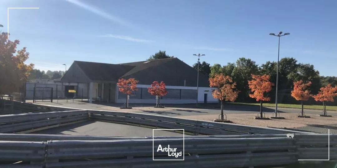 LOCAL COMMERCIAL 1143M2 MONTCOUTANT