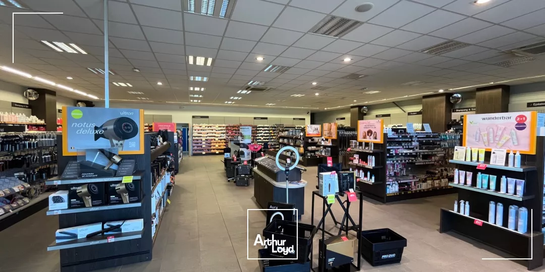 MACON SUD - LOCAL COMMERCIAL A LOUER - EXCELLENTE VISIBILITÉ SUR LA ROUTE NATIONALE