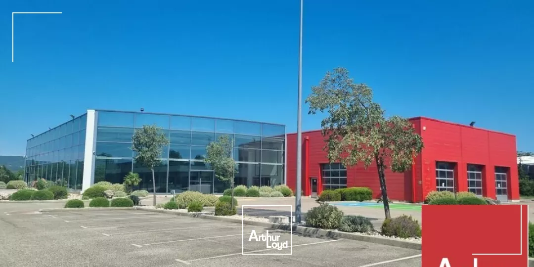 EXCLUSIVITÉ ARTHUR LOYD - MONTÉLIMAR - A LOUER LOCAL COMMERCIAL AVEC BUREAUX DANS UN BÂTIMENT INDEPENDANT