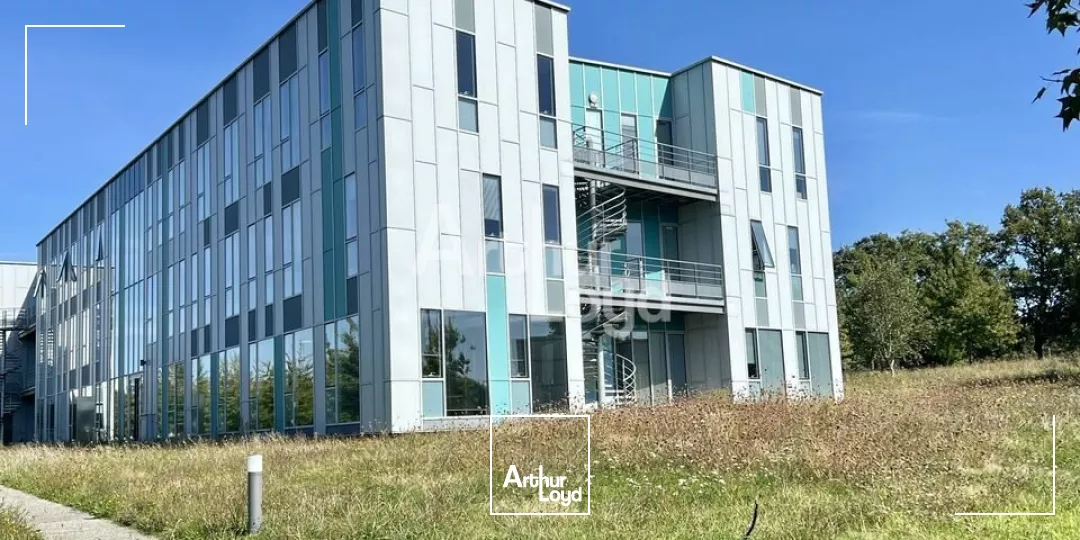 VERN SUR SEICHE - VAL D'ORSON - A LOUER 375 M² DIVISIBLES