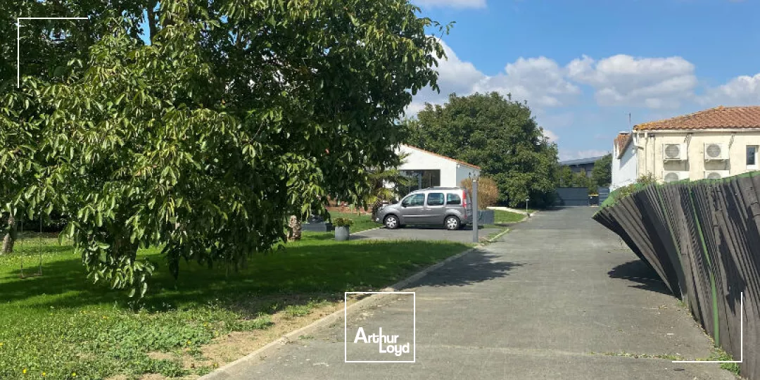 A vendre Local d'activité Sainte Soulle sur terrain de 3600m²