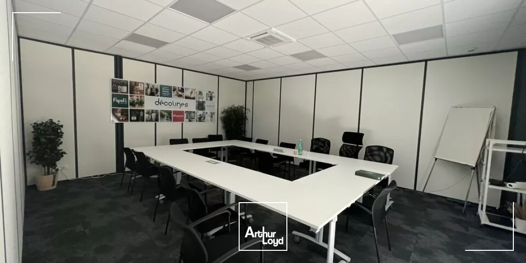 LORIOL/DRÔME, emplacement n°1, à vendre, Bâtiment de bureaux récent - Stockage - Show-room - Belles prestations - Parking