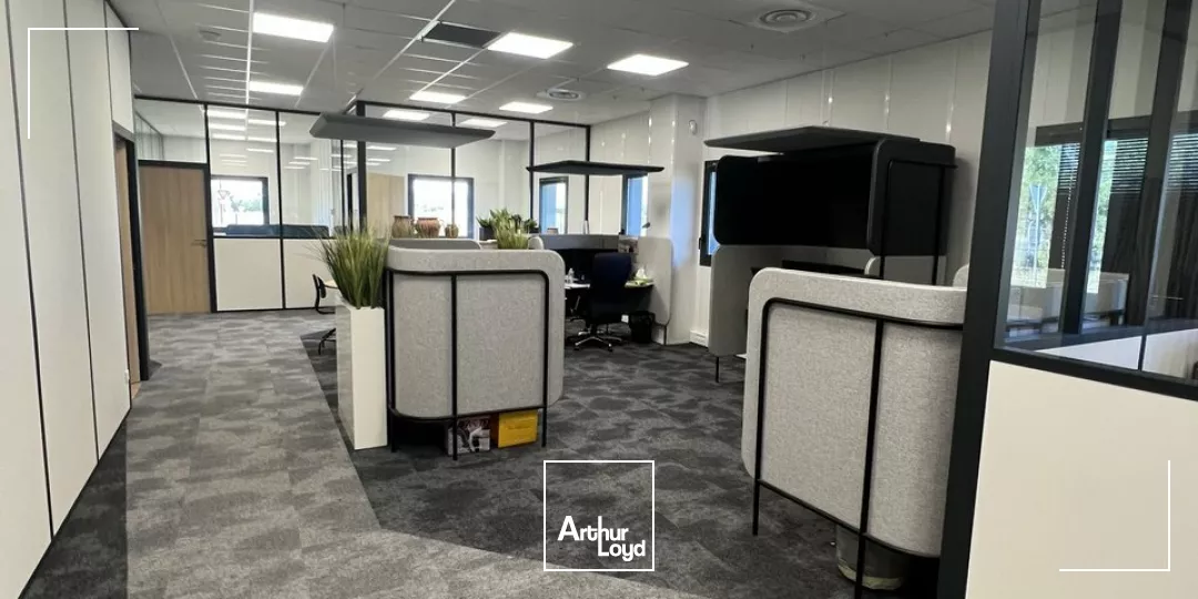 LORIOL/DRÔME, emplacement n°1, à vendre, Bâtiment de bureaux récent - Stockage - Show-room - Belles prestations - Parking