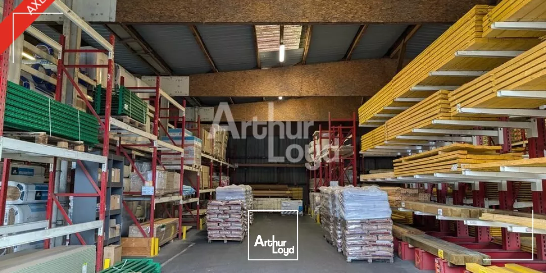 Bel emplacement visible et facilement accessible à Vitré, avec un grand foncier !