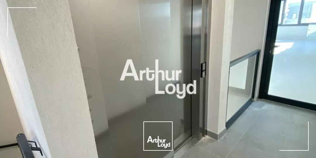 Location de bureaux de 103 m² environ en R+1 - Fréjus