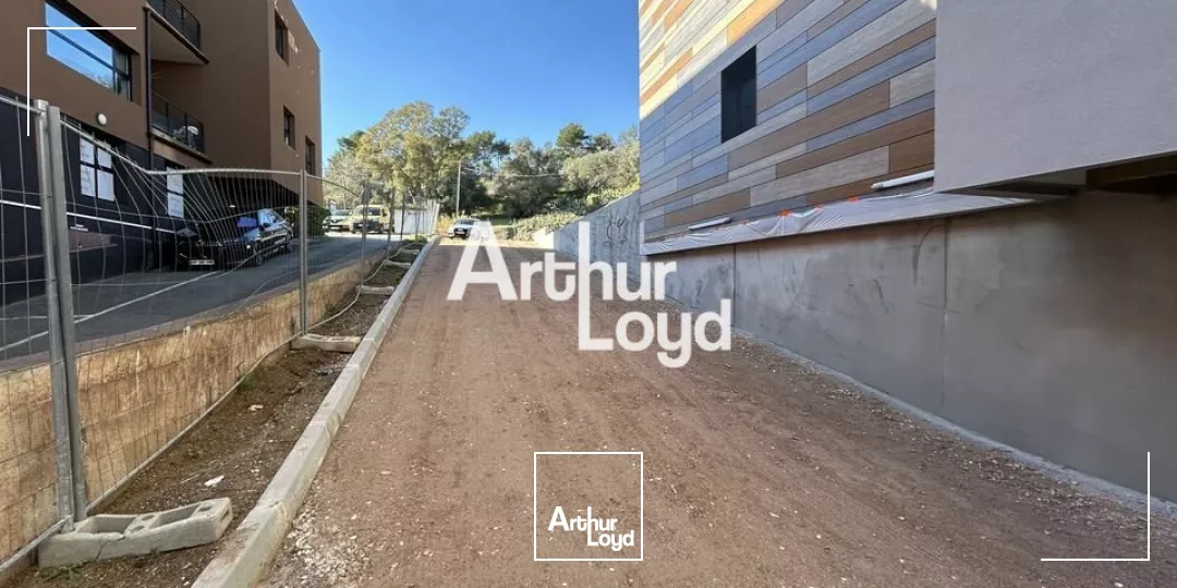 Bureaux bruts à aménager 275 m² dans la zone du Capitou à Fréjus