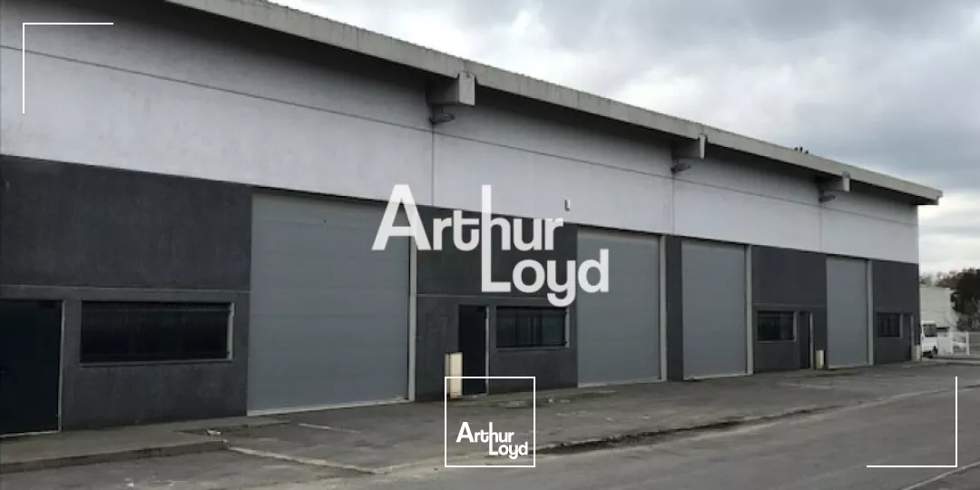 Local commercial 360 m² à louer - Hauteur sous plafond 8 mètres - Montauroux