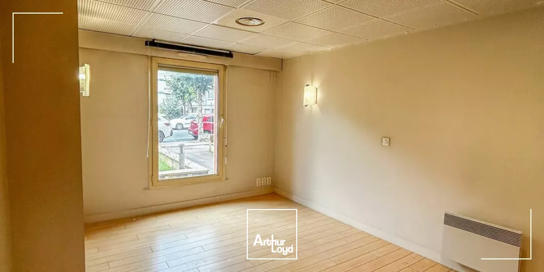 Arthur Loyd vous propose à toute proximité de l'hôpital, au rez-de-chaussée d'un immeuble des années 2000, un plateau de 190m2.