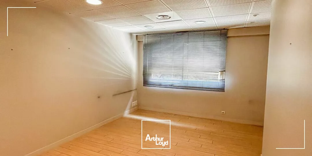 Arthur Loyd vous propose à toute proximité de l'hôpital, au rez-de-chaussée d'un immeuble des années 2000, un plateau de 190m2.