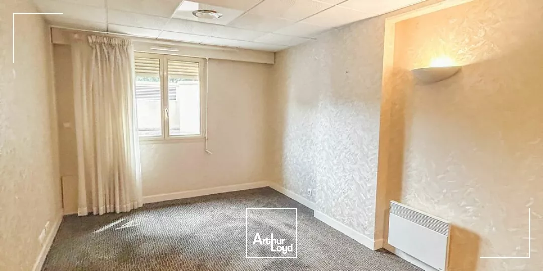 Arthur Loyd vous propose à toute proximité de l'hôpital, au rez-de-chaussée d'un immeuble des années 2000, un plateau de 190m2.