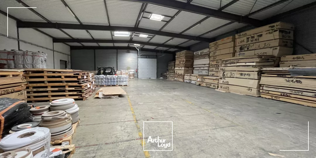 Locaux d'activités à louer - 1600 m2 - Axe direct autoroute