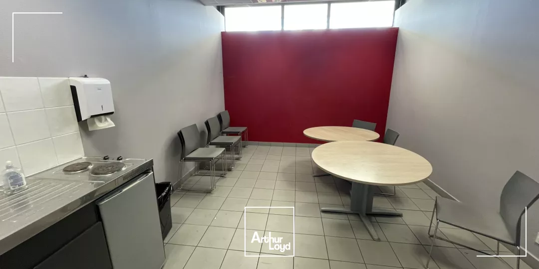 Locaux d'activités à louer - 1600 m2 - Axe direct autoroute