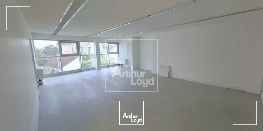 À 900m du RER D (Melun), locaux PMR et ERP à louer