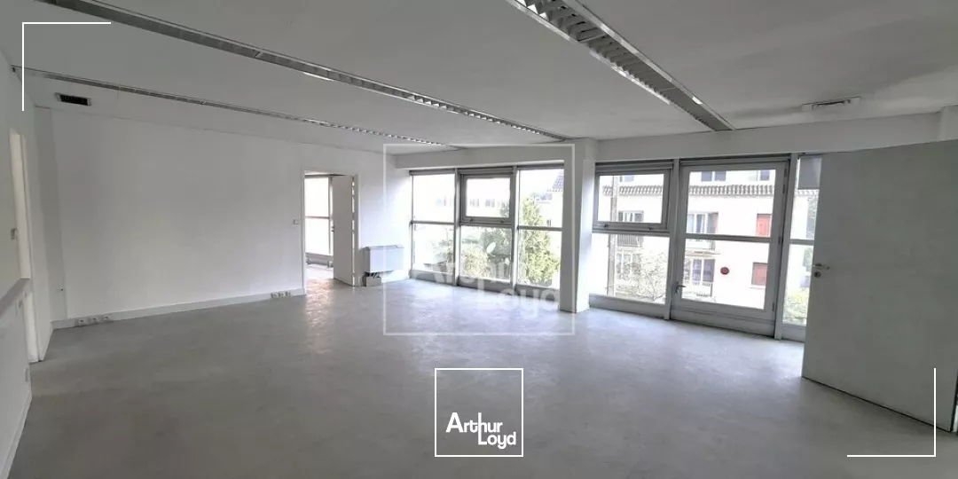 À 900m du RER D (Melun), locaux PMR et ERP à louer