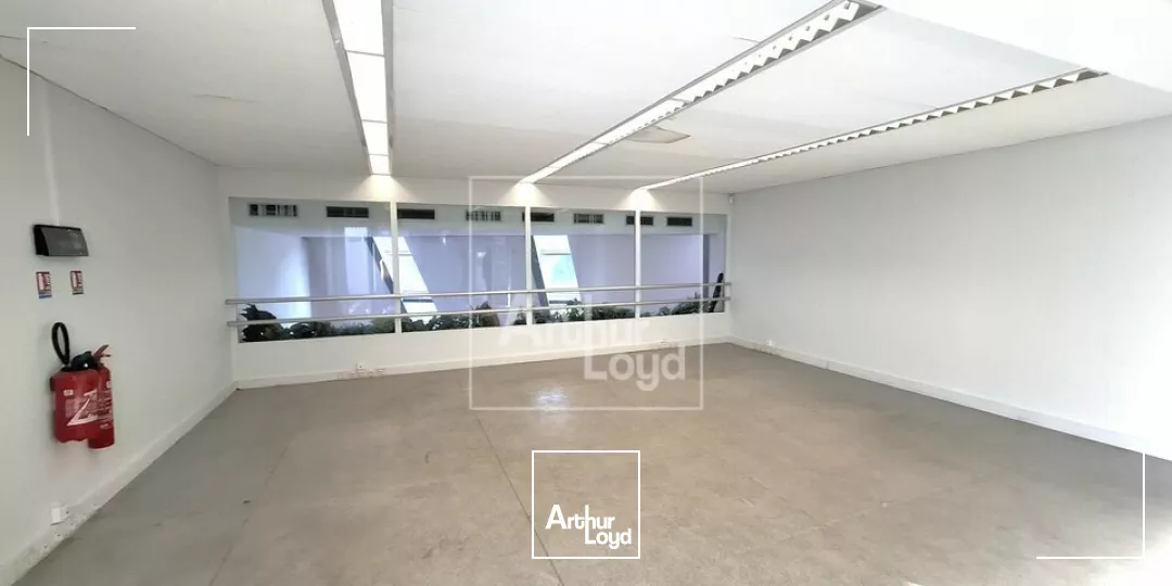 À 900m du RER D (Melun), locaux PMR et ERP à louer