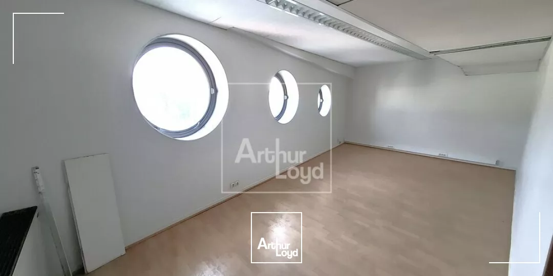 À 900m du RER D (Melun), locaux PMR et ERP à louer