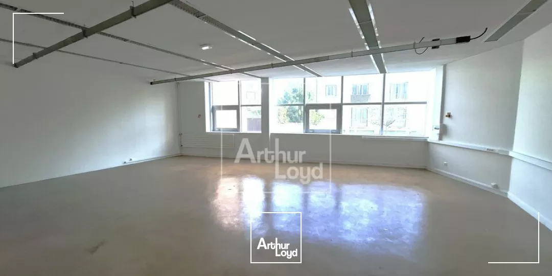 À 900m du RER D (Melun), locaux PMR et ERP à louer